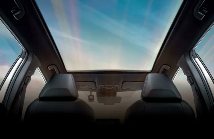 全景天窗也首次出現在泰規Corolla Cross高規車型配備陣容上。原廠照片