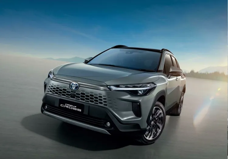 Toyota小改款Corolla Cross標準車型頭燈已換上有著全新日行燈的LED規格，並且加入了流水式方向指示燈，而以往大開口的水箱護罩設計，如今已由車身同色漸層蜂巢孔洞取代。原廠照片