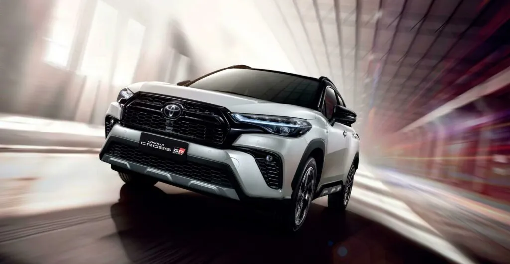 GR Sport運動車型僅在車頭換上了全新LED大燈組,以及全新設計的18吋輪圈,其餘設計均維持過往樣貌。原廠照片