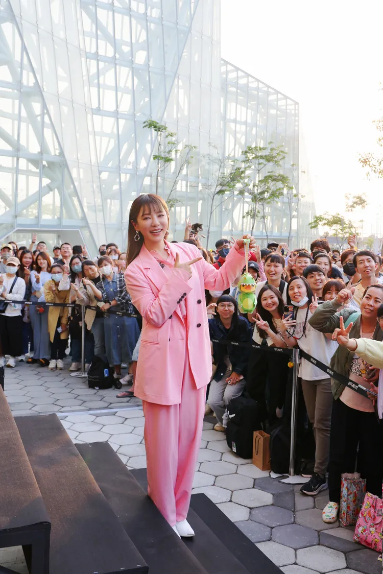 丁噹現場獻唱經典曲目。相信音樂提供