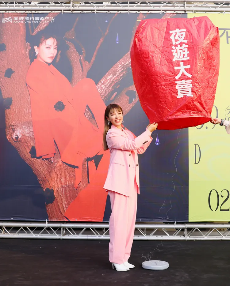 丁噹在氣球天燈寫下心願。相信音樂提供