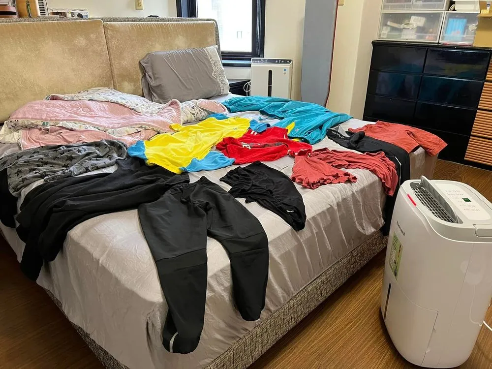 前年碰上反潮時,蕭彤雯家中猛開除濕機因應。翻攝自蕭彤雯臉書