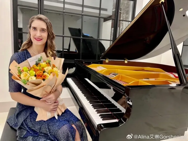 美女鋼琴家艾琳，被爆是黃品源二婚對象。翻攝艾琳微博