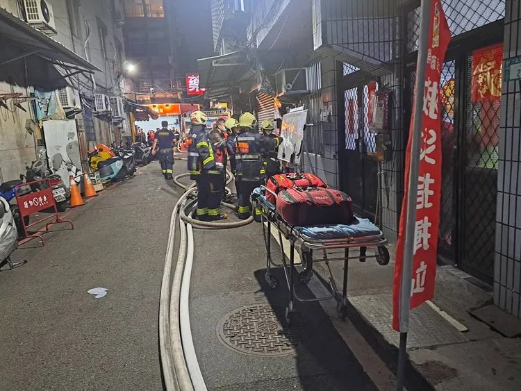 警消獲報到場搶救，但屋內獨居的王姓8旬老婦救出送醫仍告不治。新北消防局提供