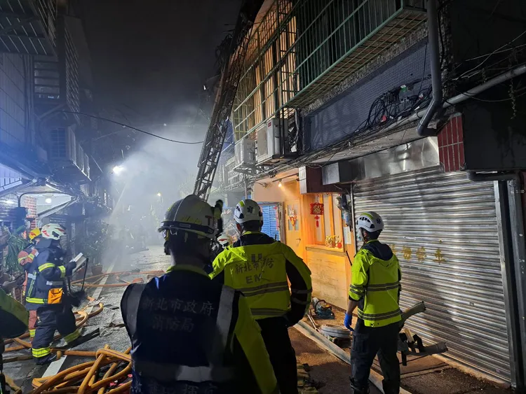 三重區文化北路一棟透天厝昨天（15日）深夜突發生火警，警消獲報趕抵現場時，發現2樓竄出火舌及濃煙已全面燃燒，立即射水搶救並入內搜索。新北消防局提供