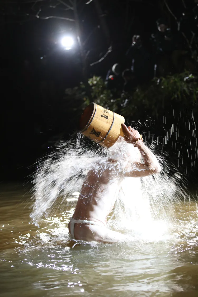 只穿著丁字褲的男性參加者，不畏2月夜間低溫用冰冷的河水淨身。翻攝X@626shin