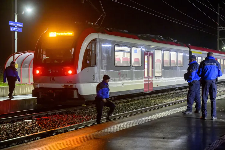 瑞士警方在發生挾持案的列車旁。美聯社