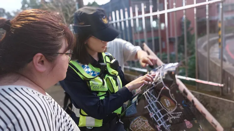 女警導引參觀燈會民眾。桃園分局提供