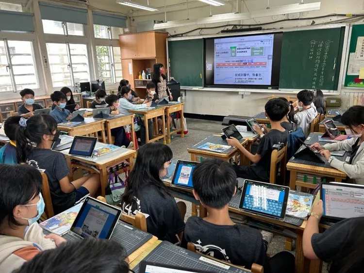 吳淡如認為未來世界變化快速，只能跟孩子說，永遠要尊重自己、善意對待他人。圖為學生上課圖。北市教育局提供