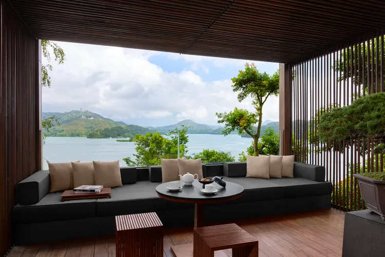 涵碧樓湖景套房的陽台可享受私人的日月潭湖景而不被打擾。業者提供