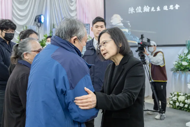 蔡英文慰問家屬。總統府提供