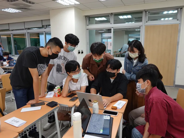 台大電機系的學生與參加工作坊的高中學員共同討論。台大提供