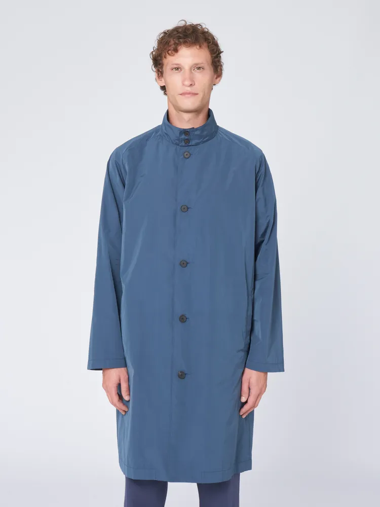 surise長版風衣（風暴藍），3萬6500元。品牌提供
