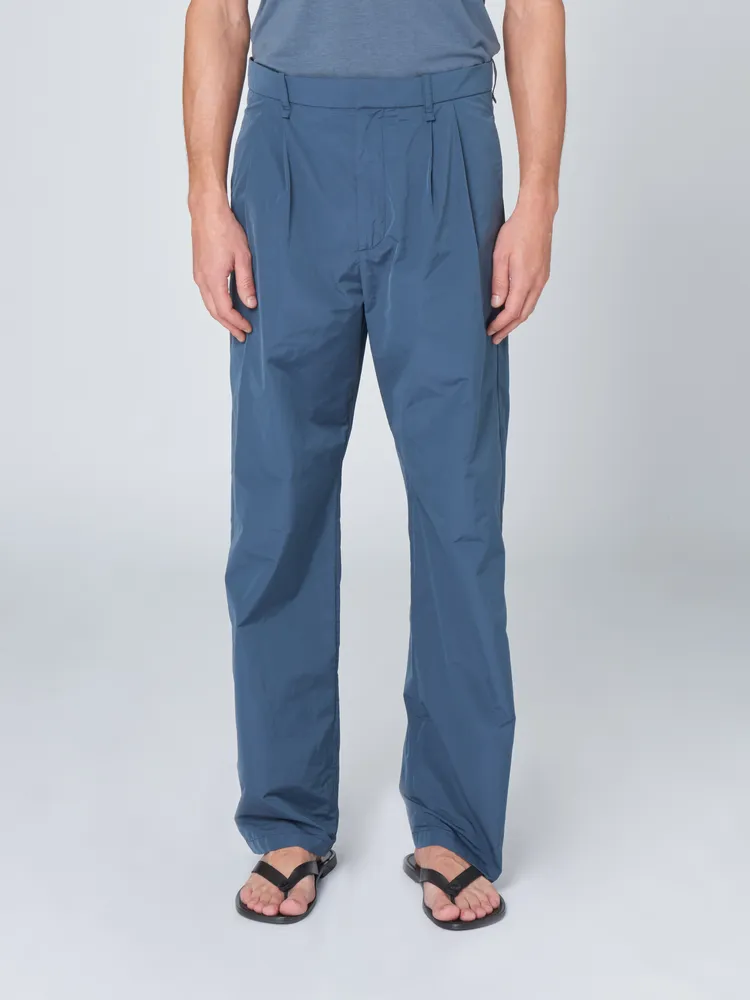 雙折西裝長褲（風暴藍），1萬8000元。品牌提供