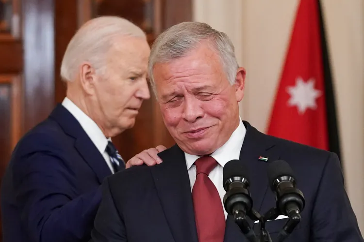 62歲的約旦國王阿布杜拉二世看到拜登在他身後迷走，顯然很想哭。路透社