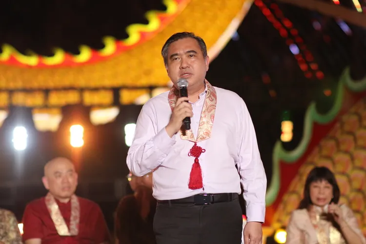 馬來西亞交通部長陸兆福（Anthony Loke Siew Fook）致詞時祝福新年快樂，盼春節一路平安，安全返鄉過節。中央社