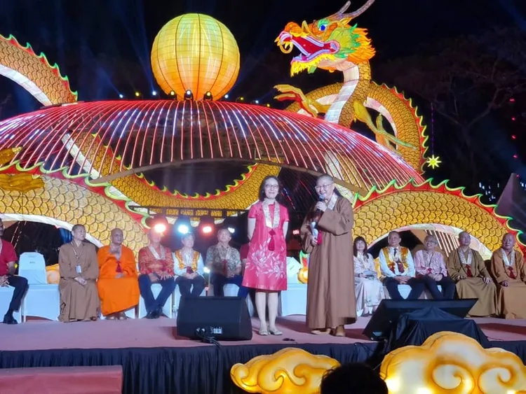 馬來西亞佛光山東禪寺7日晚間舉行點燈儀式，駐馬來西亞代表葉非比（中）致詞表示，這不僅代表佛光山以善的理念弘揚佛法，也與台灣在國際上扮演良善力量相呼應，盼為世界帶來美好與溫暖。（駐馬來西亞代表處提供）中央社