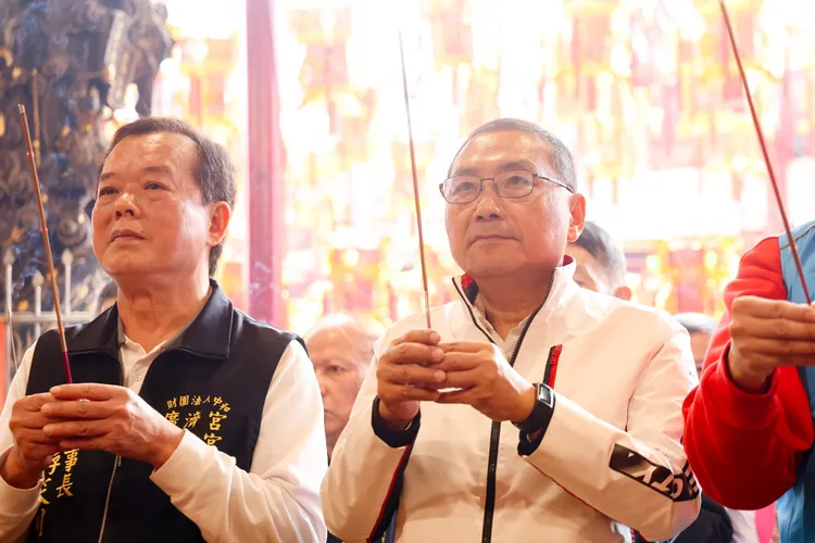 大年初三侯友宜至中和廣濟宮及福和宮參拜祈福，祈求眾神庇佑國泰民安。新北市府提供
