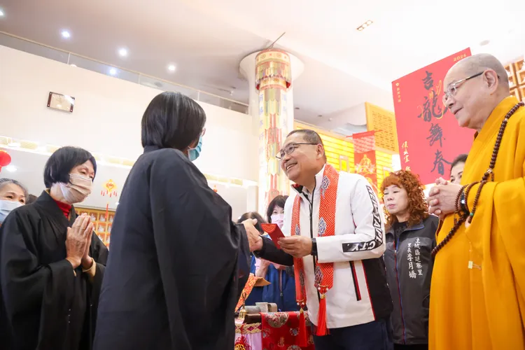 侯友宜感謝各宗教團體平日熱心公益，新春期間特地前往祈福發送福袋。新北市府提供