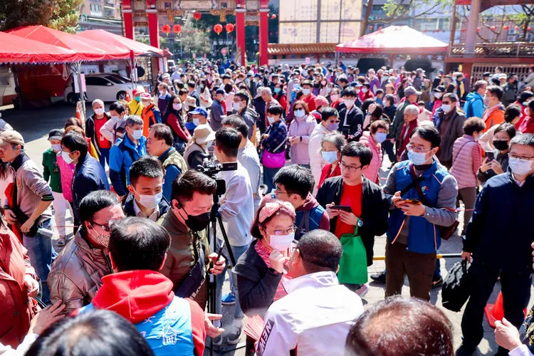 侯友宜中和參拜發送「吉龍舞春」福袋，吸引大批民眾排隊索取。新北市府提供