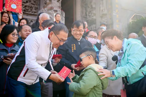 侯友宜初三新北发福袋 支持者抢翻!南部人6点就来排队