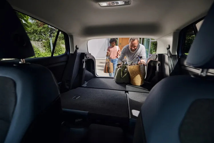 第二排座椅滑移後可自由運用 385 至 455 公升的彈性空間，再配合可前傾式前乘客座椅，還能方便運載長形櫃子。原廠照片