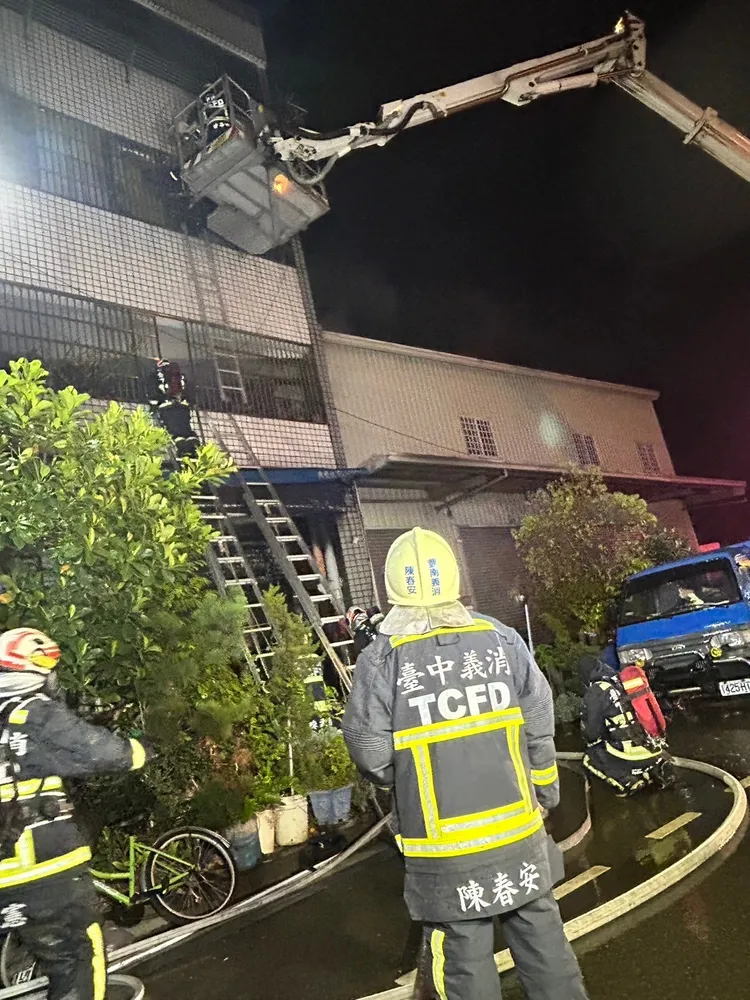 出動雲梯車救出受困者。讀者提供