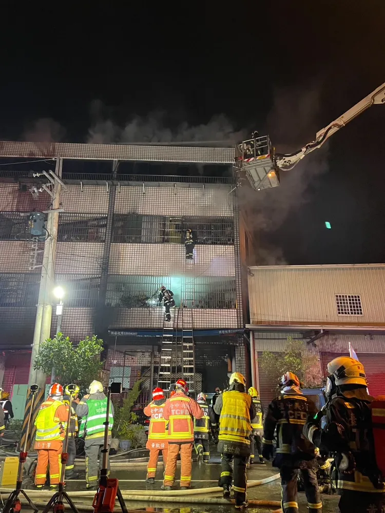 大批警消到場搶救。讀者提供