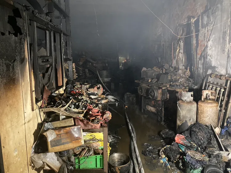 一樓作業區起火燃燒。讀者提供