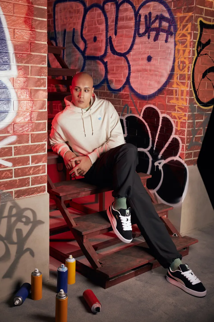 Downtown 180長厚連帽T恤2780元、Downtown 180二合一長風褲2980元、Suede XL 2980元。品牌提供