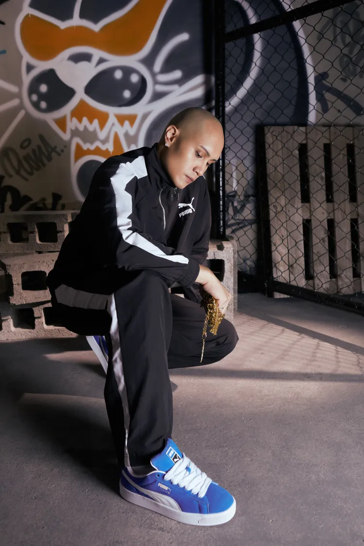 T7寬版風衣外套2780元、T7寬版長風褲2380元、Suede XL 2980元。品牌提供