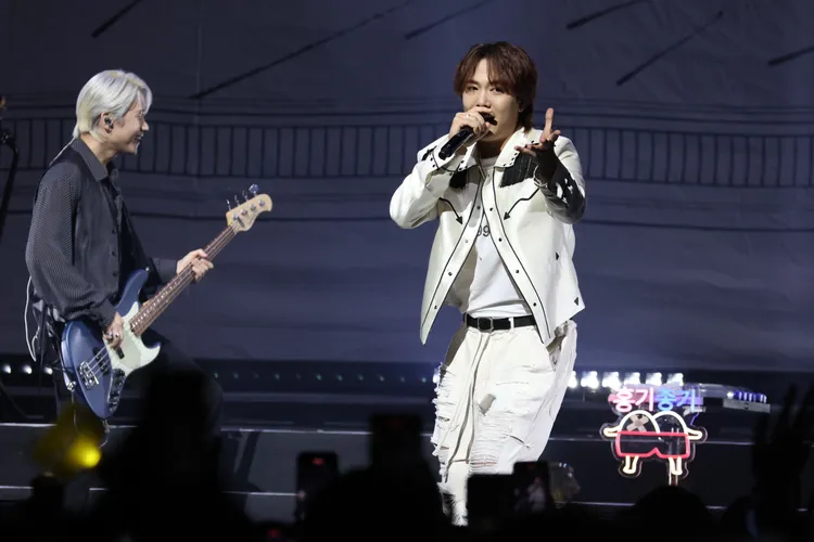 李洪基（右）高喊「Forever FTISLAND」。彭欣偉攝