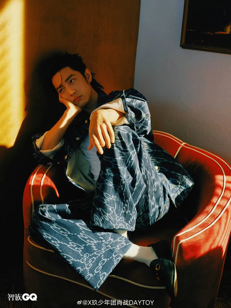 肖戰換上印滿「雙G」LOGO的Gucci老花單寧套裝。翻攝肖戰微博