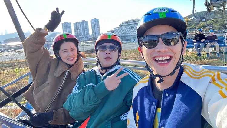 范少勳（右起）、巫建和、林予晞搭纜車前往體驗斜坡賽車。《演員們的旅行》節目組及《青春期影視》提供