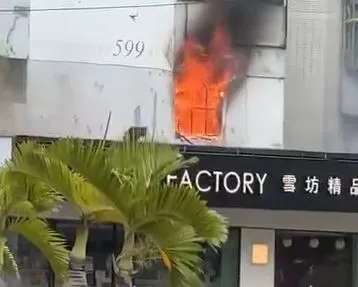 北市天母SPA工作室竄火舌黑煙 民眾目擊拍下直呼「好可怕!」