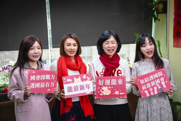 4位立委最後與國人拜年。蘇巧慧辦公室提供