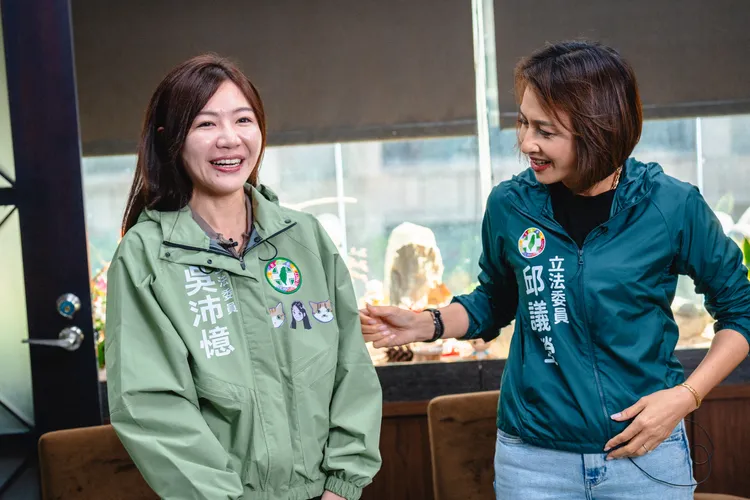 邱議瑩（右）說，遇到立法院激烈攻防時就會穿著防水、長袖衣服。蘇巧慧辦公室提供