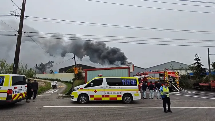 現場濃煙。平鎮警分局提供