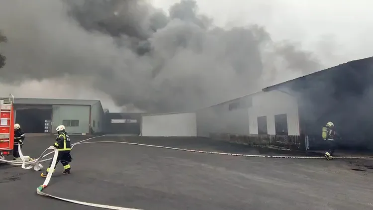 警消到場灌救。桃園市消防局提供