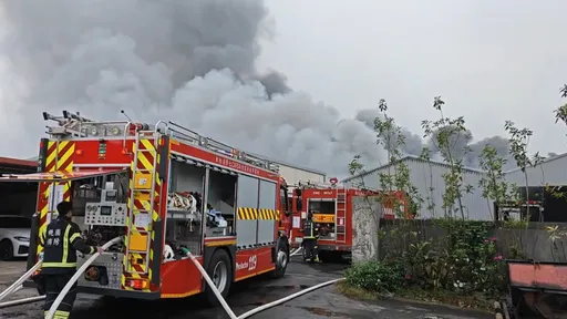 桃園平鎮倉庫火警濃煙竄天 汽車零組件、紙箱狂燒!警消搶救中