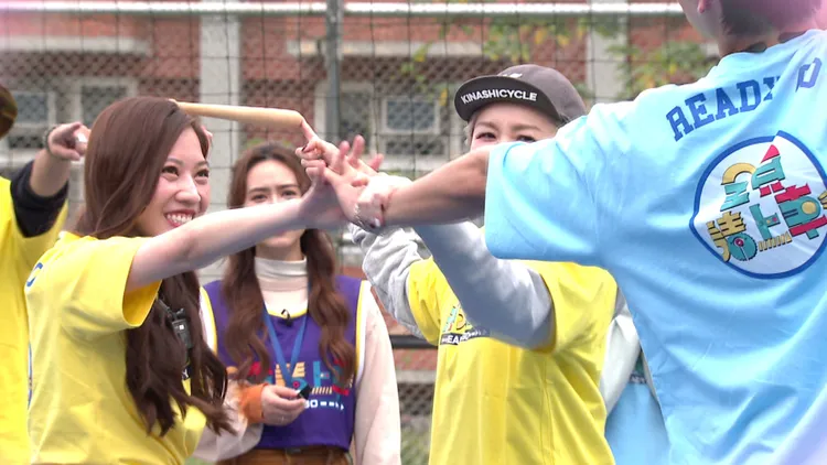 蔡尚樺（左）害羞被風田十指緊扣。台視提供