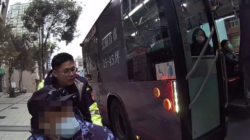 電動輔助器電力秏盡卡半路　警攔公車護送行動不便男子返家