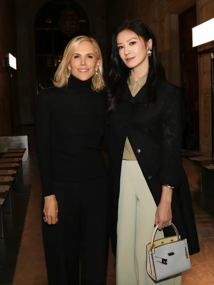 林熙蕾與設計師Tory合影。品牌提供