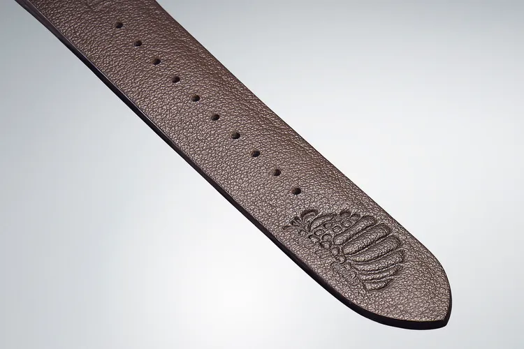 錶帶內側刻有「風之谷」動畫中王蟲圖騰。品牌提供