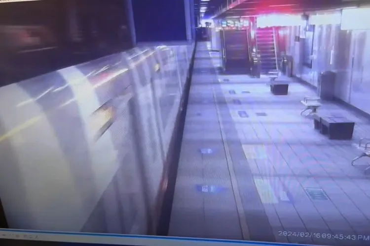 台鐵派員接駁車上旅客。讀者提供