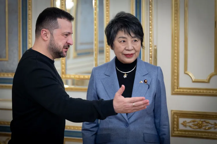 外務大臣上川陽子（右）上月7日訪問基輔，左為烏克蘭總統澤連斯基。路透社