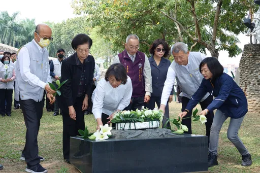 二二八事件77周年!全台首座纪念碑前办纪念会 黄敏惠献花致上崇敬追思