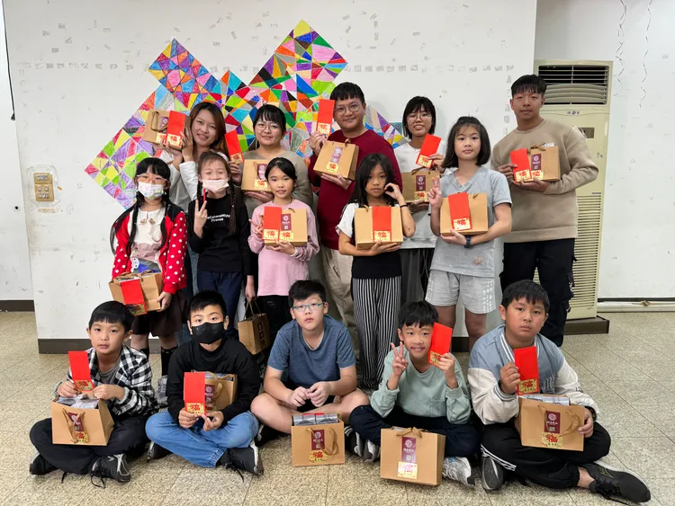 主播劉方慈贈送北台南家扶中心弱勢兒少新春禮物及紅包。翻攝畫面