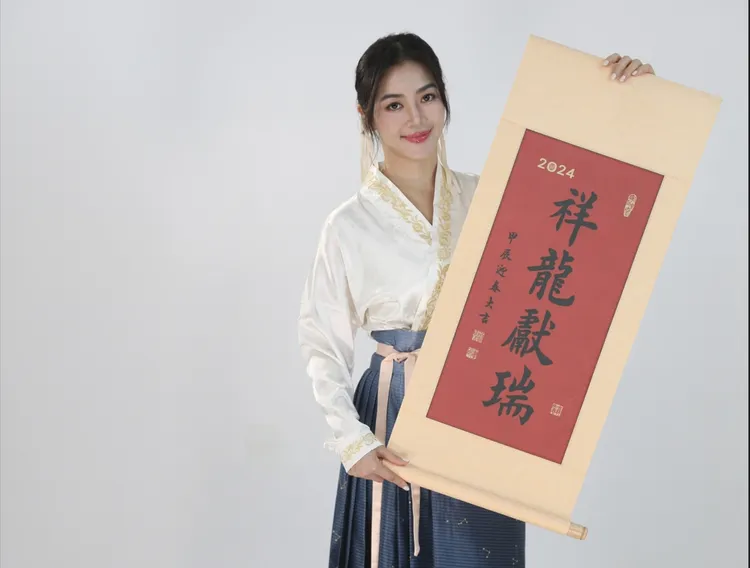 劉方慈拍攝甲辰龍年賀年短影音。翻攝畫面