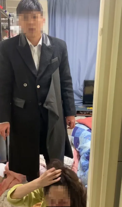 房東見鄰居錄影，要求停止。民眾提供